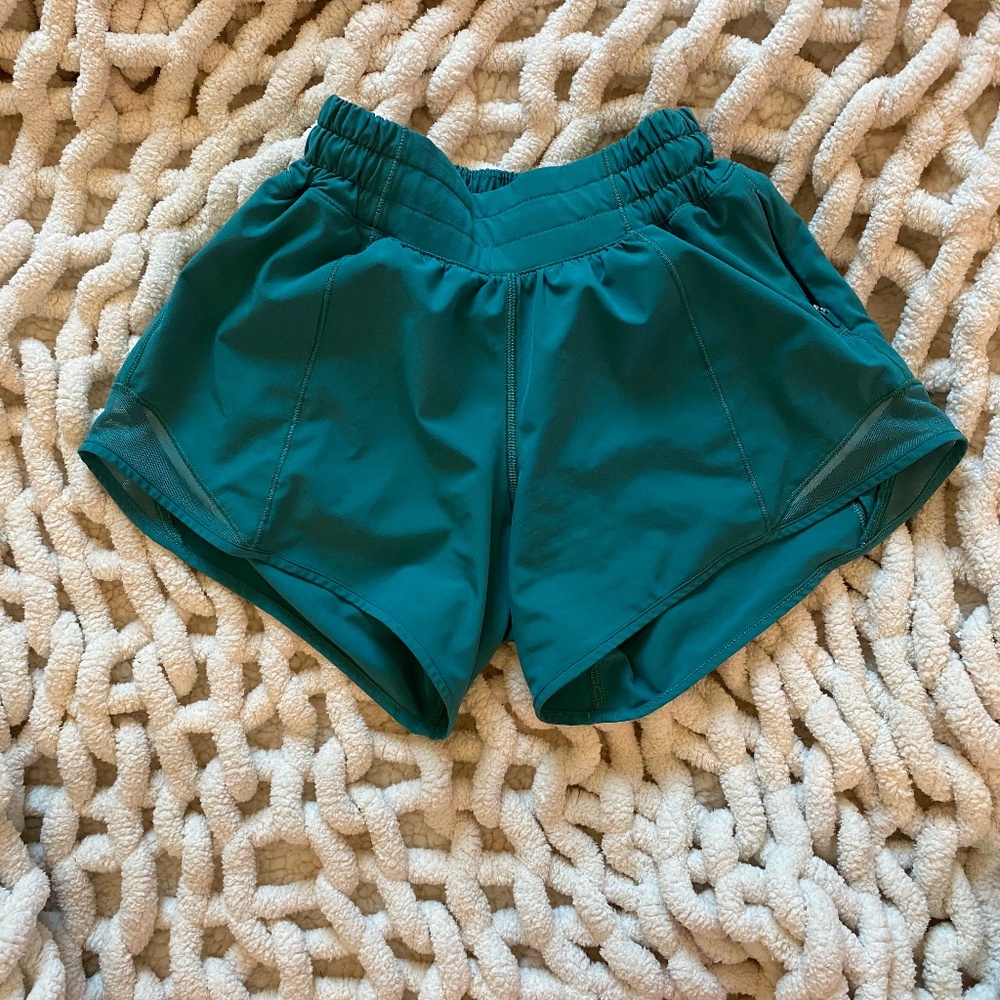 Lululemon low rise 4” Hotty hot shorts